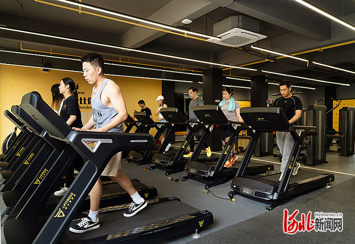5月17日，在邢台市金力豪智能健身民政小区店，附近社区居民正在跑步机上跑步。 河北日报通讯员王倩摄