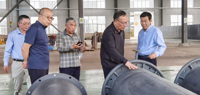图为中国炼焦行业协会会长石岩峰、秘书长曹红彬等参观江苏铭朗公司设备制造工厂。