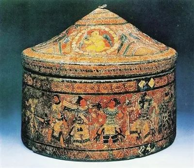 ▲新疆库车苏巴什佛寺遗址出土的7世纪木制舍利盒。（图片来源：新疆维吾尔自治区博物馆）