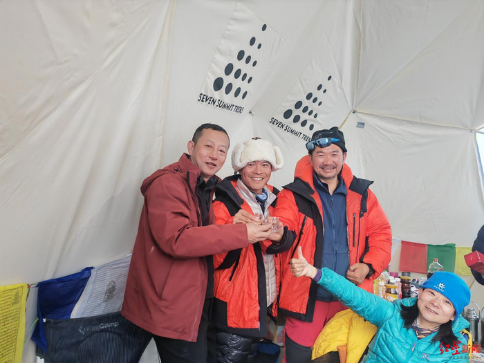 ↑5月2日，陈学斌（左一）与杜思凯（右一站立者）在珠峰大本营