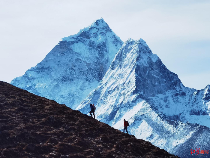 ↑杜思凯在登山途中 