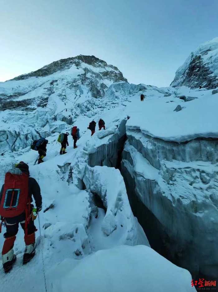 ↑陈学斌与登山队同伴攀登山峰（受访者供图）