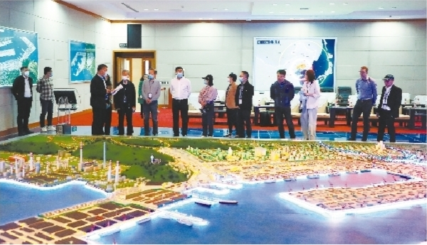         参加润滑新材料产业招商推介大会暨首届福斯润滑油供应商大会的企业家参观营口港区规划沙盘。    本文图片由本报记者佟利德摄