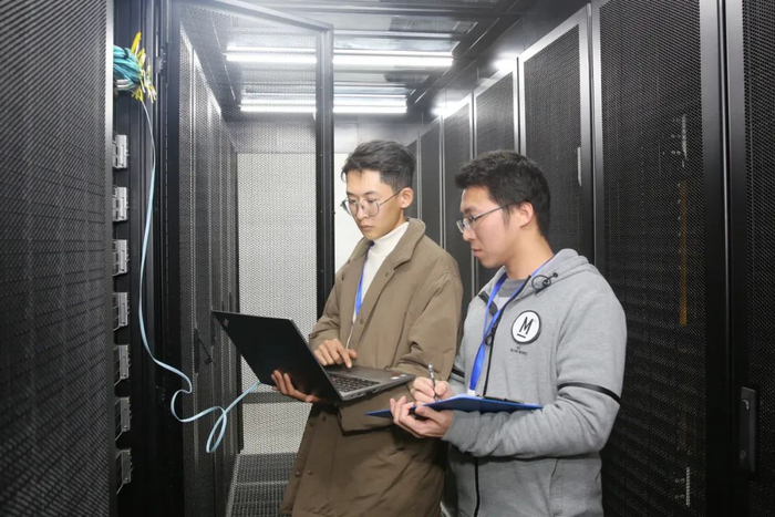 华韶数据谷的青年工作人员正在对设备进行检测和维护。