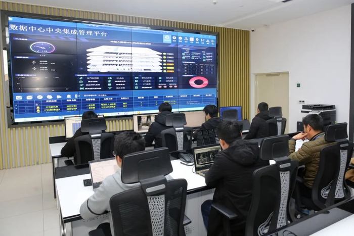 华韶数据谷的工作人员紧盯数据工作中。