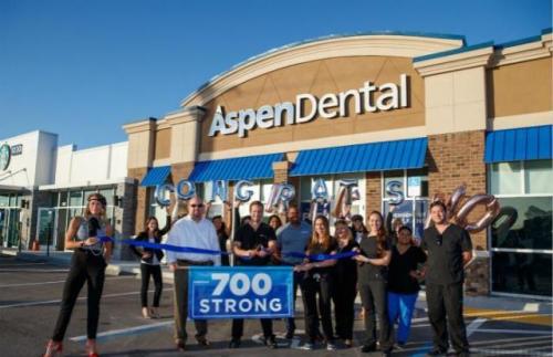 Aspen牙科团队在庆祝诊所规模达到700家