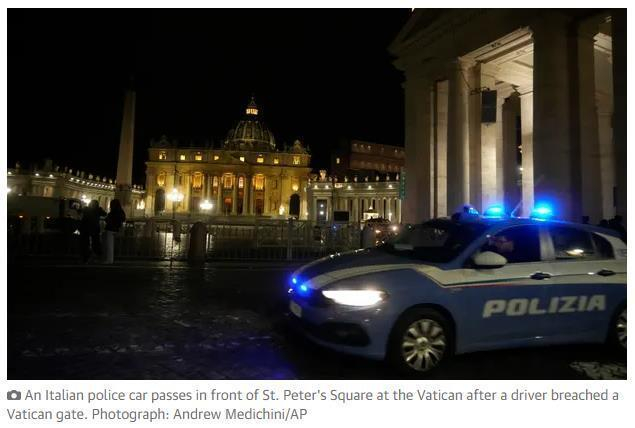 一名男子强闯梵蒂冈宫殿大门后，一辆意大利警车经过圣彼得广场 图源：美联社