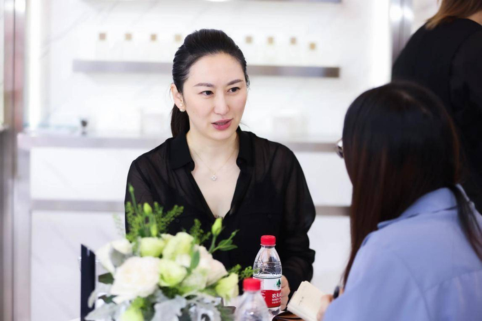 　颖通集团首席运营官王巍女士接受采访中