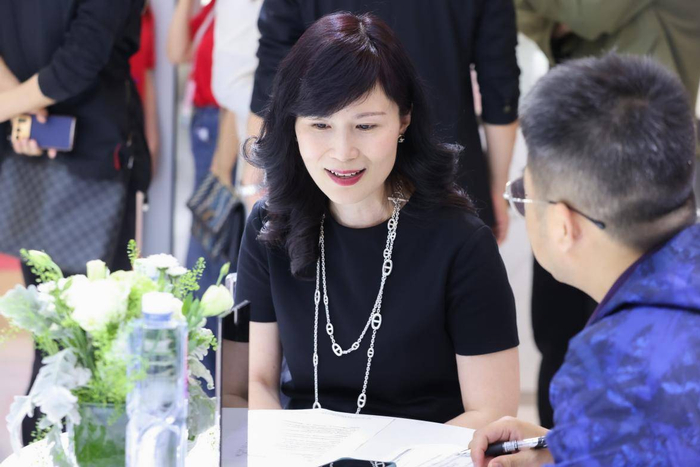 　颖通集团高级副总裁林荆女士接受采访中