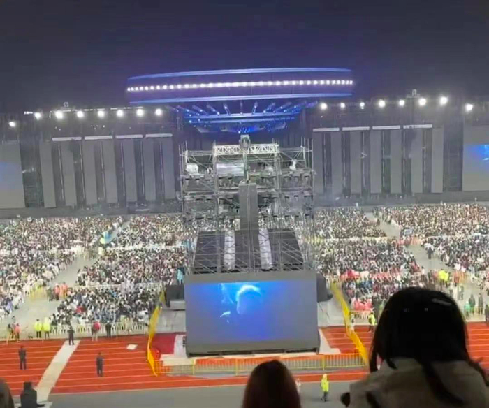 舞台现场被巨大设备挡住