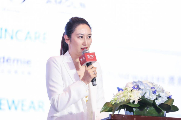 　颖通集团首席运营官王巍女士在CBE中国化妆品零售业大会现场