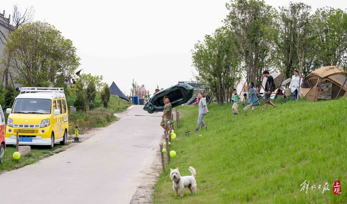 村民们结伴去玩橡皮艇。孟雨涵摄