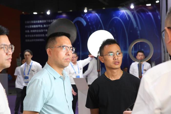 △中国5G直播产业联盟发起人雄歌先生（左）莅临展台，走访参观
