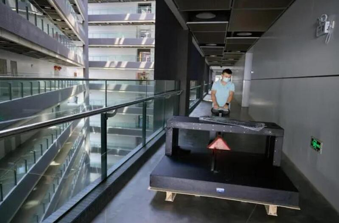 深圳全至科创大厦，具甲级写字楼和工业厂房双重标准，尤其注重垂直运输能力。