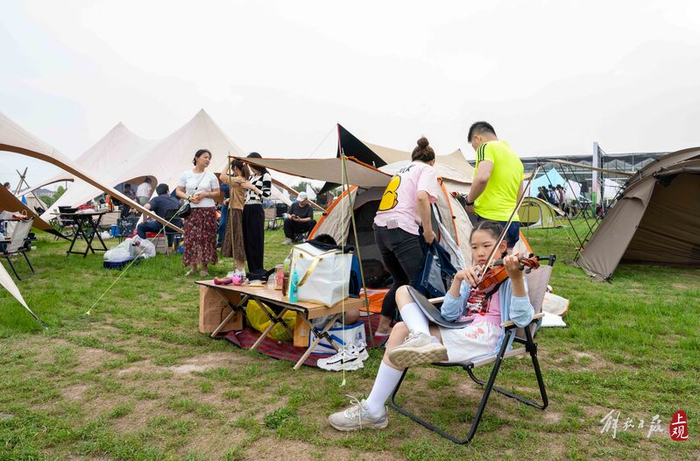 日营区域拉小提琴的孩子。孟雨涵 摄