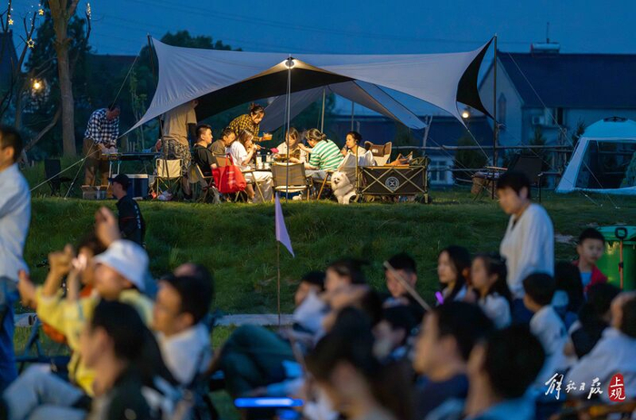 华灯初上，日营活动尚未散场。孟雨涵 摄