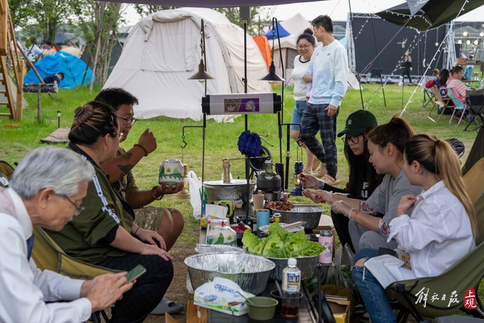晚餐准备中，羊肉串是自己腌制自己串的。孟雨涵 摄
