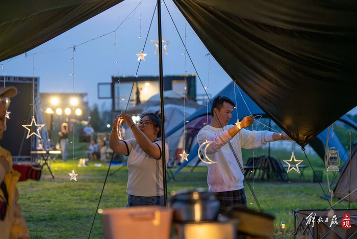 一起点亮天幕旁的串灯。孟雨涵 摄