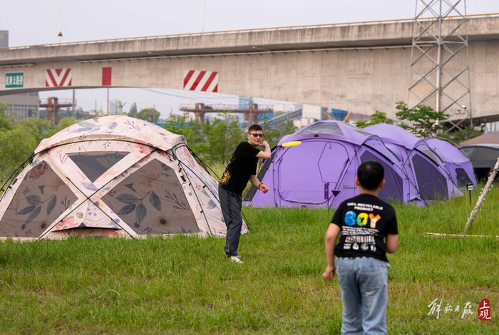 在营地玩飞盘。孟雨涵 摄