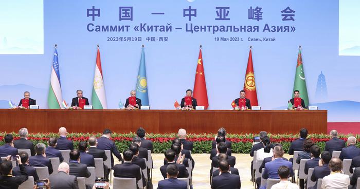 5月19日，中国-中亚峰会在西安国际会议中心成功举行，国家主席习近平同哈萨克斯坦总统托卡耶夫、吉尔吉斯斯坦总统扎帕罗夫、塔吉克斯坦总统拉赫蒙、土库曼斯坦总统别尔德穆哈梅多夫、乌兹别克斯坦总统米尔济约耶夫共同会见记者。这是习近平同中亚五国元首共同签署《中国-中亚峰会西安宣言》。