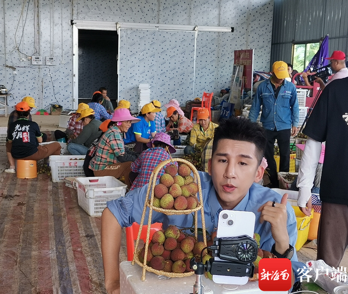 　　图为主播在直播带货。