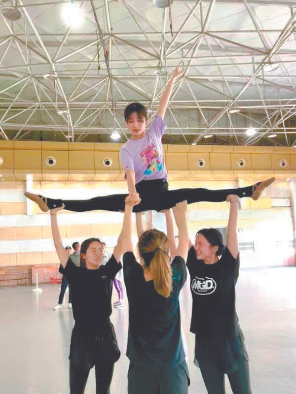     勤奋训练的队友，相互帮助。