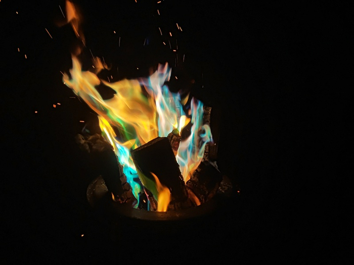 加入磷粉后的七彩篝火。李宝花 摄