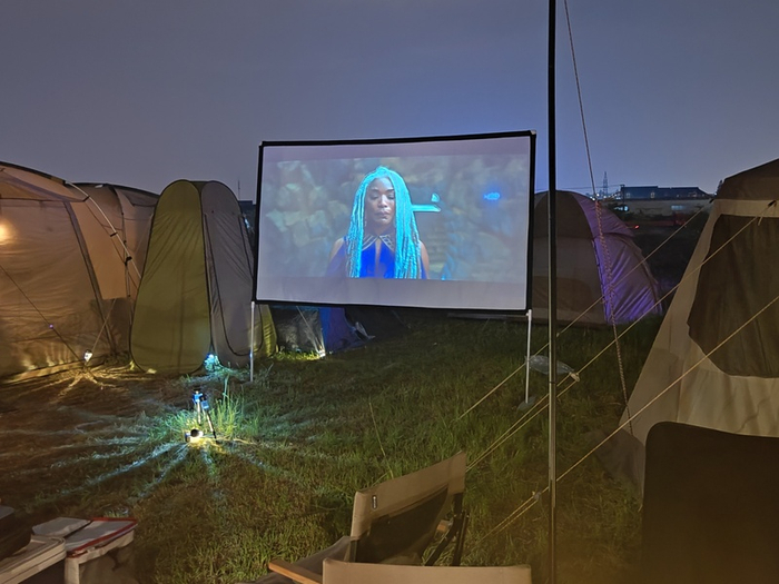 村民们用投影仪放露天电影。李宝花 摄