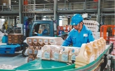         营口福斯油品有限公司工人正在给产品打包装。