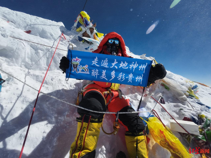 ↑杜思凯登顶珠峰