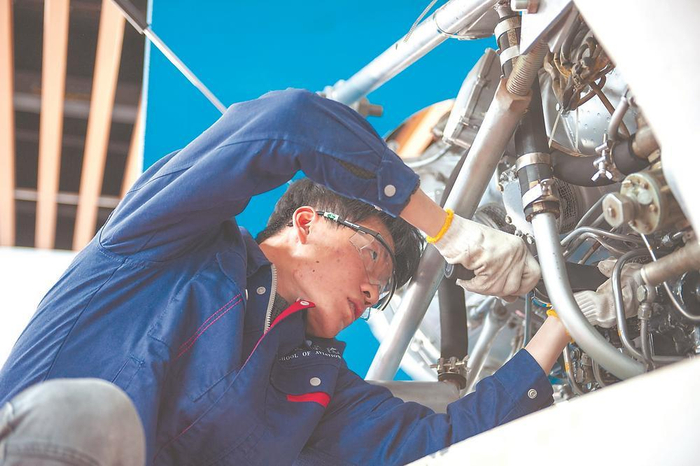     在我省，越来越多职业院校把真实的工作场景“搬”到实训室。图为我省职校学生认真备战2023年度省职业院校技能大赛。