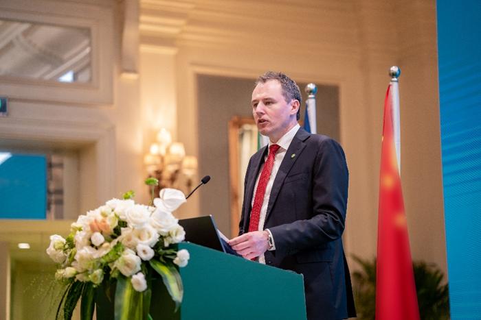图：爱尔兰访华商贸团5月15日在北京正式启动 爱尔兰农业、食品及海事部部长查理·麦克纳罗格现场发言