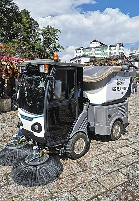 丽江古城5G无人扫路车高效工作。