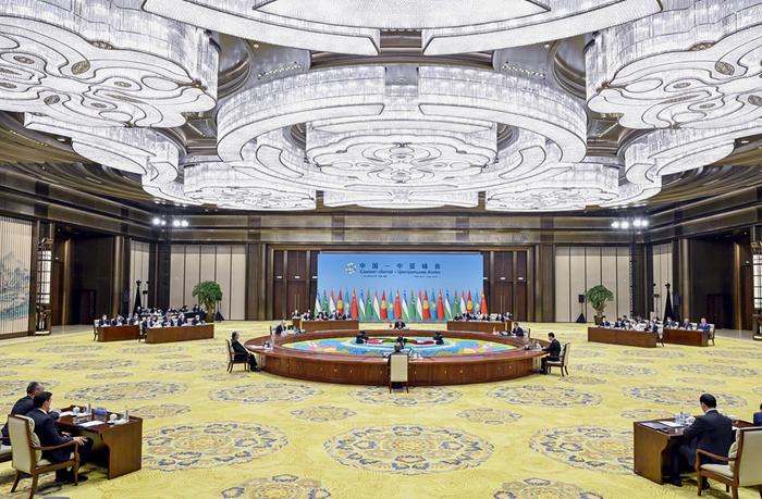 5月19日上午，国家主席习近平在陕西省西安市主持首届中国-中亚峰会并发表题为《携手建设守望相助、共同发展、普遍安全、世代友好的中国-中亚命运共同体》的主旨讲话。哈萨克斯坦总统托卡耶夫、吉尔吉斯斯坦总统扎帕罗夫、塔吉克斯坦总统拉赫蒙、土库曼斯坦总统别尔德穆哈梅多夫、乌兹别克斯坦总统米尔济约耶夫出席。