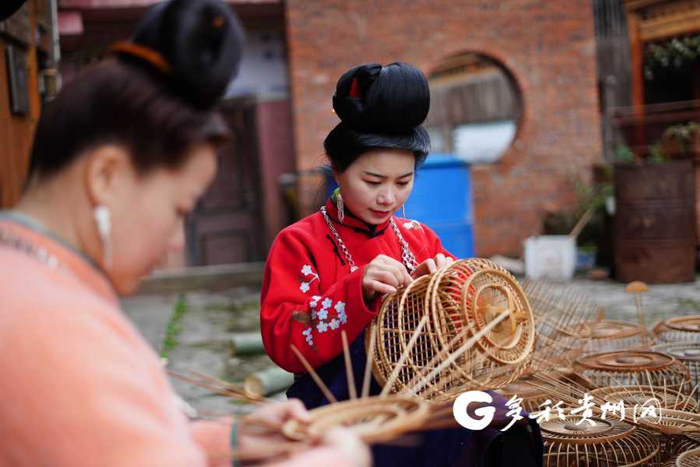 年仅35岁的王秋有着十余年编织鸟笼的经验