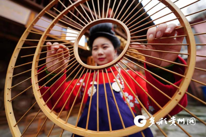 卡拉村在传统鸟笼制作技艺基础上不断推陈出新，衍生出了近百种独具特色的工艺品