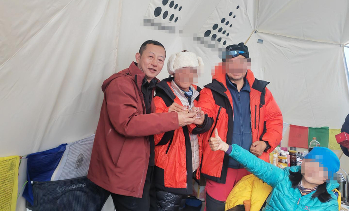 ↑陈学斌（左一）