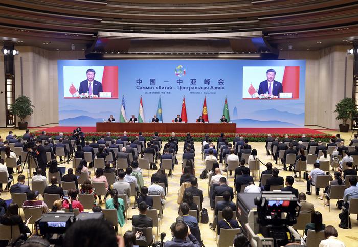 5月19日，中国-中亚峰会在西安国际会议中心成功举行，国家主席习近平同哈萨克斯坦总统托卡耶夫、吉尔吉斯斯坦总统扎帕罗夫、塔吉克斯坦总统拉赫蒙、土库曼斯坦总统别尔德穆哈梅多夫、乌兹别克斯坦总统米尔济约耶夫共同会见记者。