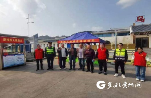 退役军人在兴义市乌沙镇高速服务区“退役军人服务点”与工作人员合影