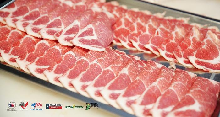 图：丰富的美国谷饲牛肉猪肉产品亮相展会
