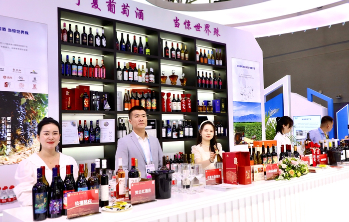 西洽会上，宁夏贺兰山东麓的15家酒庄带来多款特色葡萄酒。受访者供图