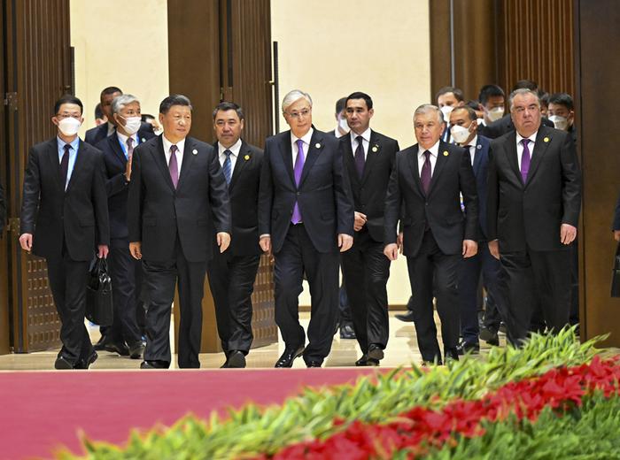 5月19日，中国-中亚峰会在西安国际会议中心成功举行，国家主席习近平同哈萨克斯坦总统托卡耶夫、吉尔吉斯斯坦总统扎帕罗夫、塔吉克斯坦总统拉赫蒙、土库曼斯坦总统别尔德穆哈梅多夫、乌兹别克斯坦总统米尔济约耶夫共同会见记者。这是习近平同中亚五国元首共同步入会场。