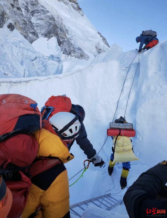 ↑陈学斌与登山队同伴攀登山峰（受访者供图）