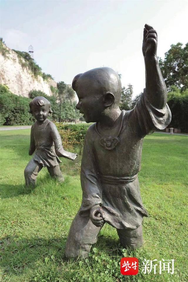 位于长干里故地——西干长巷公园内“青梅竹马”雕塑 图片来源：秦淮发布