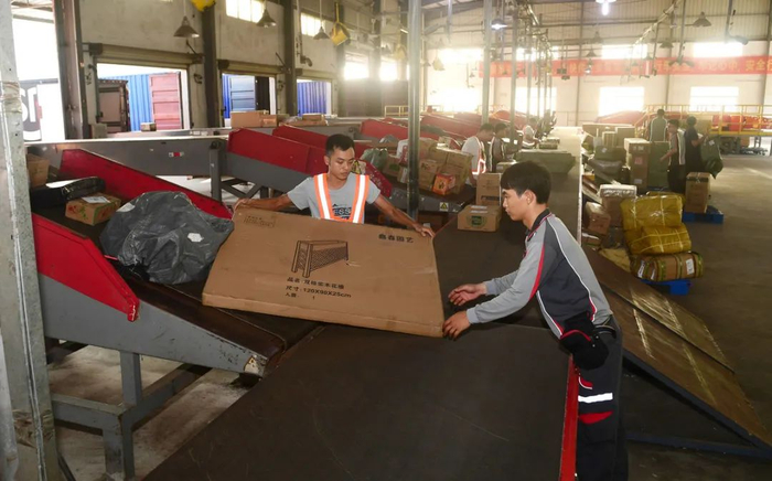 快递员在分拣物件 谭文强摄