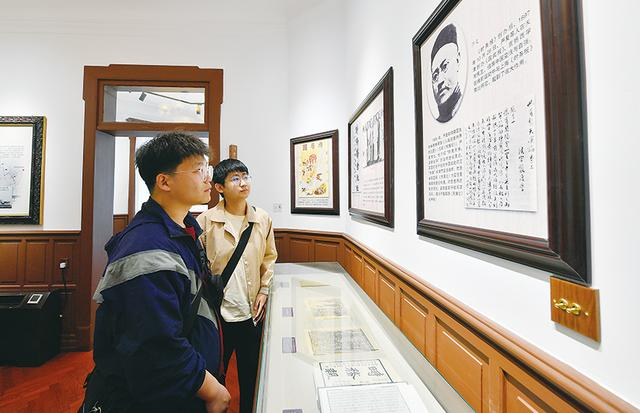 4月30日，游客在天津梁启超纪念馆内参观。新华社记者孙凡越摄