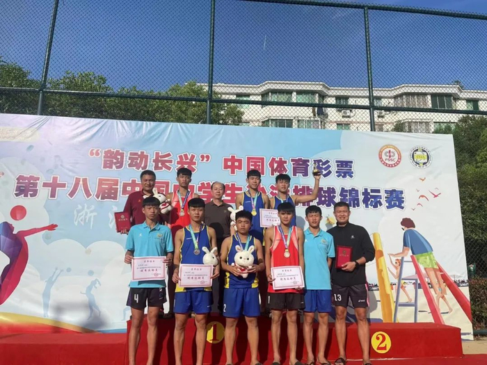 文昌中学排球队获奖。文昌中学供图