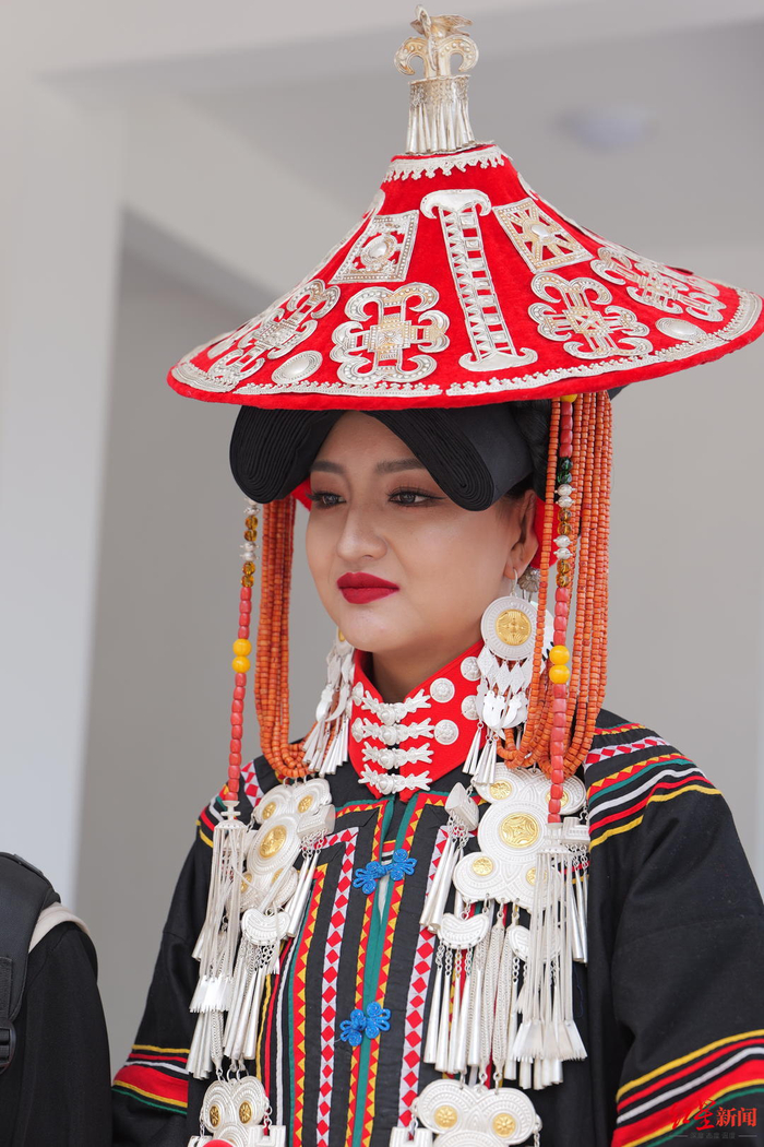 ↑曲比依伍荣获“金索玛”奖