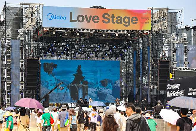 草莓音乐节吸引万千喜爱音乐的潮流人群集聚盐田。