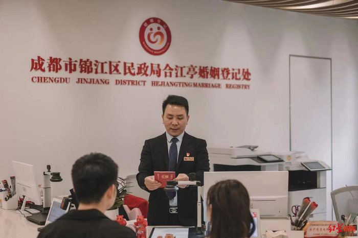 ▲曹彪为新人办理结婚登记业务